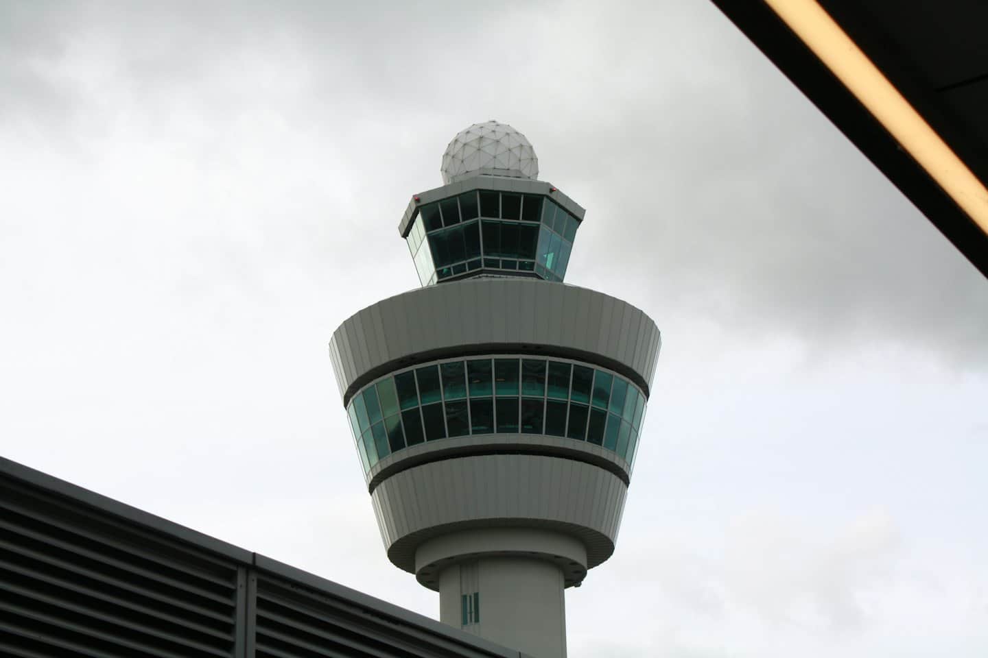 Moderne luchtverkeerstoren met een bolvormige radarkoepel.